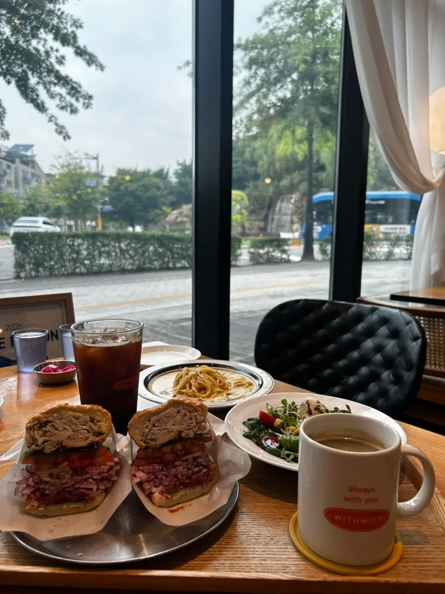 인공폭포가 보이는 위드위치 창가석