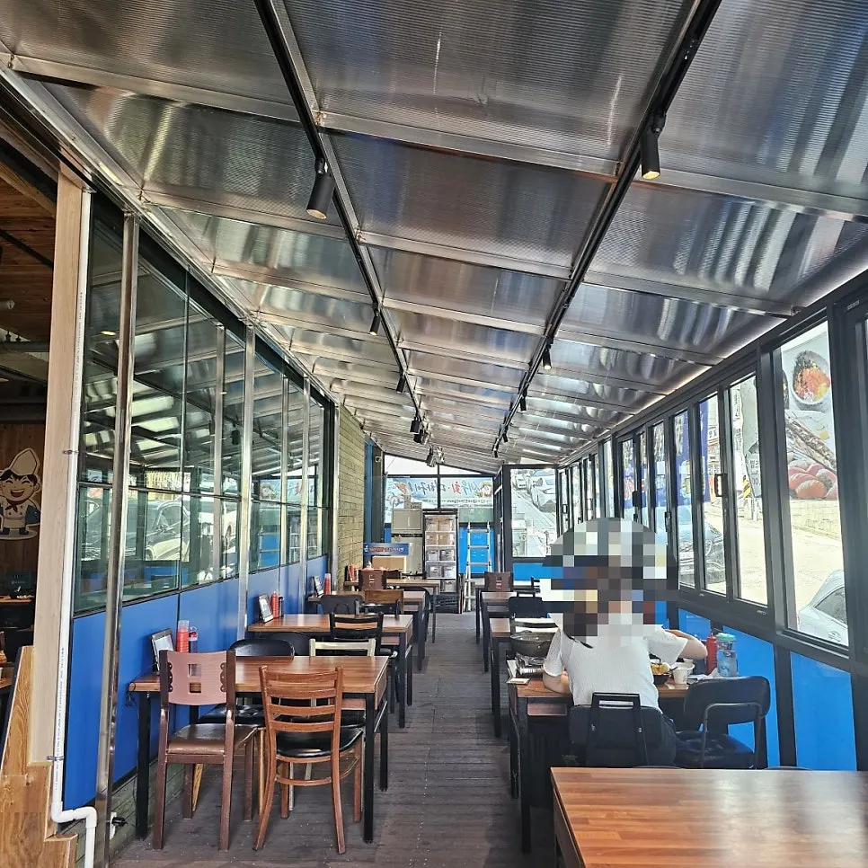 Sashimi restaurant interior at lunchtime