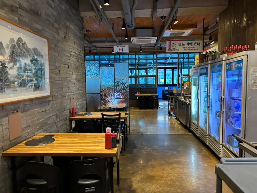 Sashimi restaurant building and parking information