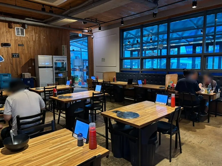 Sashimi restaurant building and parking information