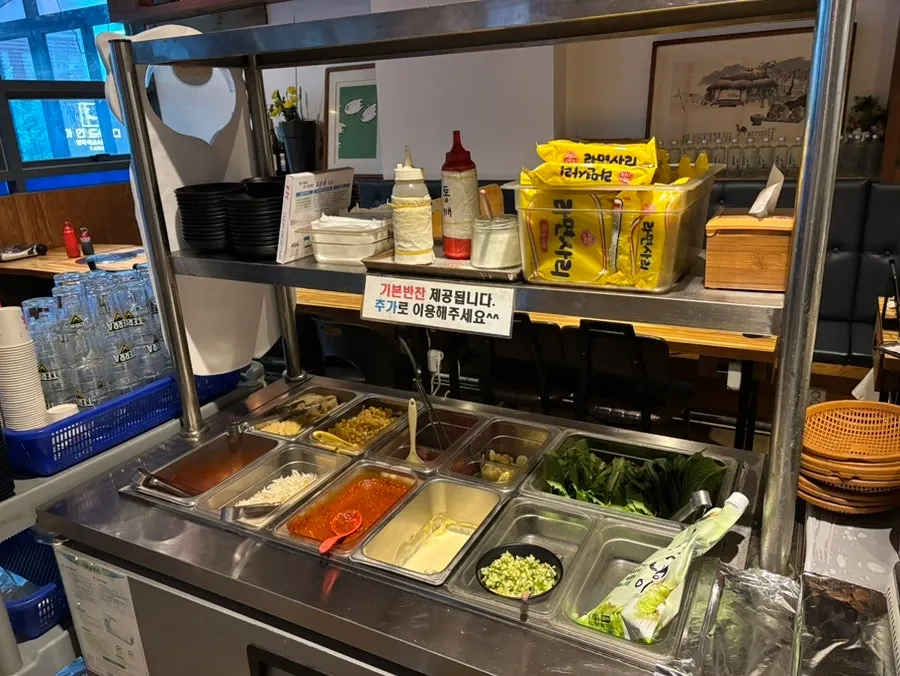 Live fish sashimi and seasonal seafood menu