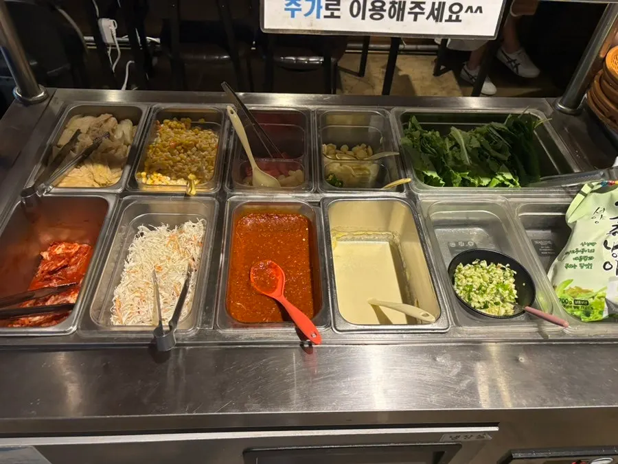 Live fish sashimi and seasonal seafood menu