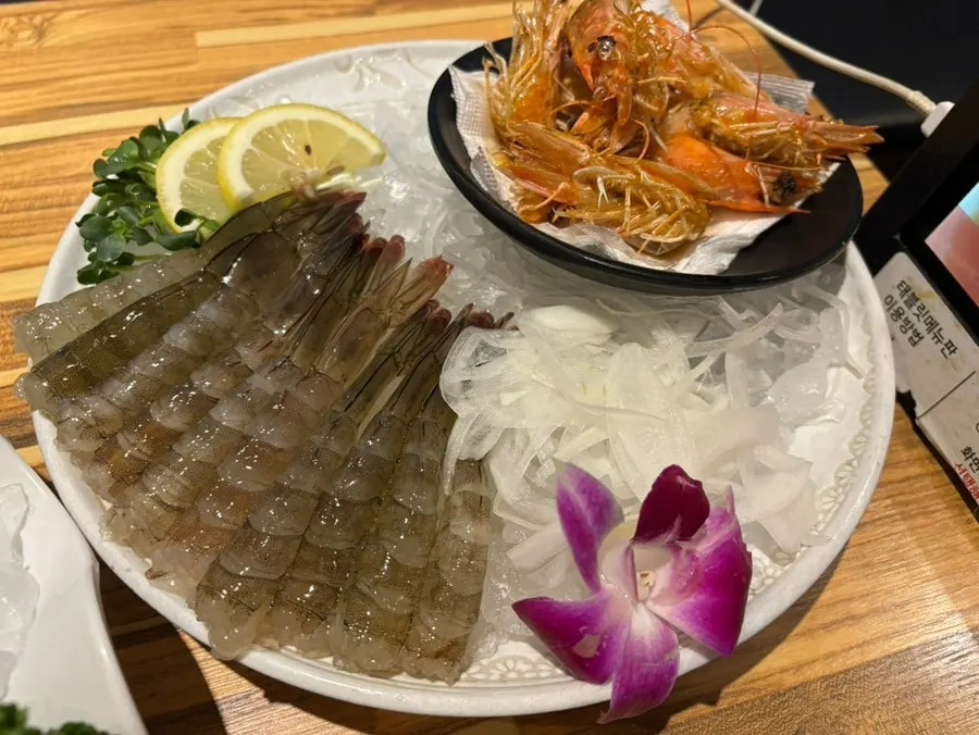 Flounder sashimi topped with pollock roe and makjang