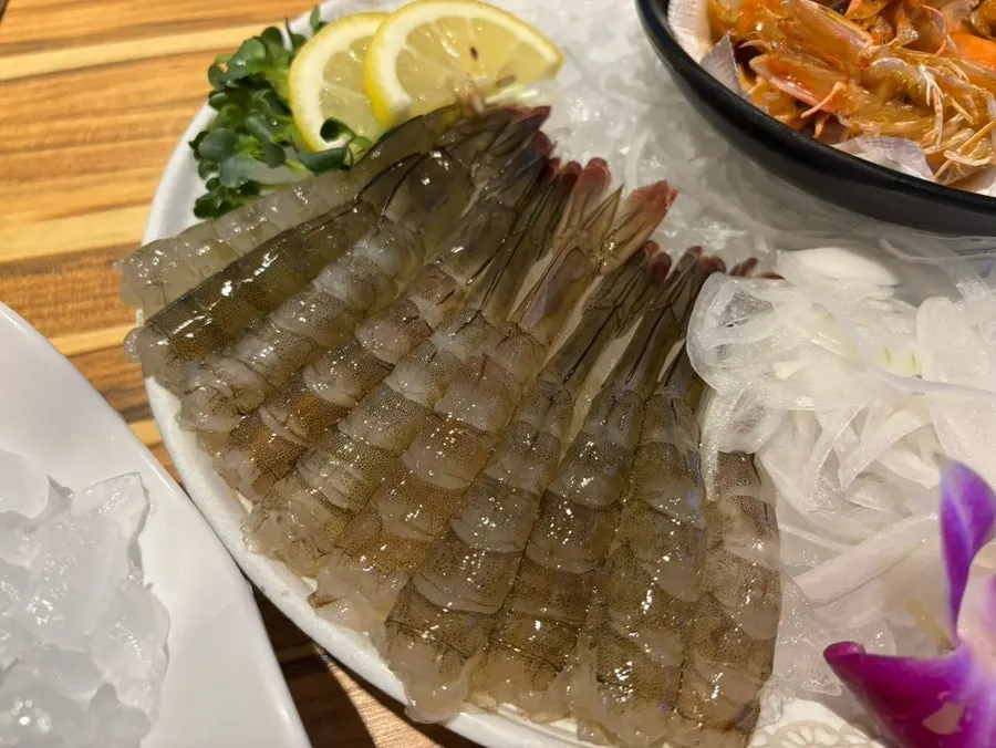 Flounder sashimi topped with pollock roe and makjang