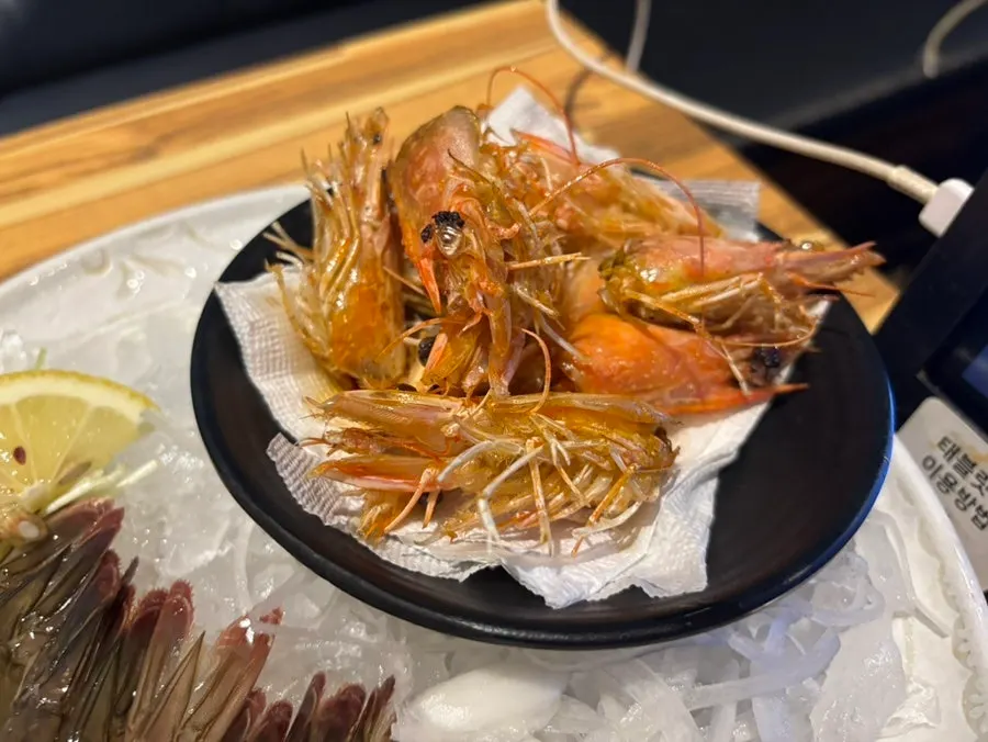 Raw shrimp sashimi ordered from aquarium shrimp
