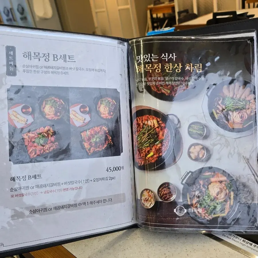 창가 쪽 테이블에서 본 매장 전경