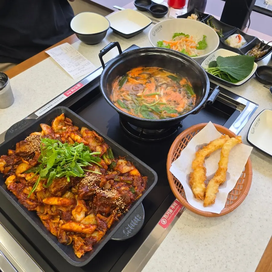 천사채냉채와 깻잎 등 밑반찬 상차림
