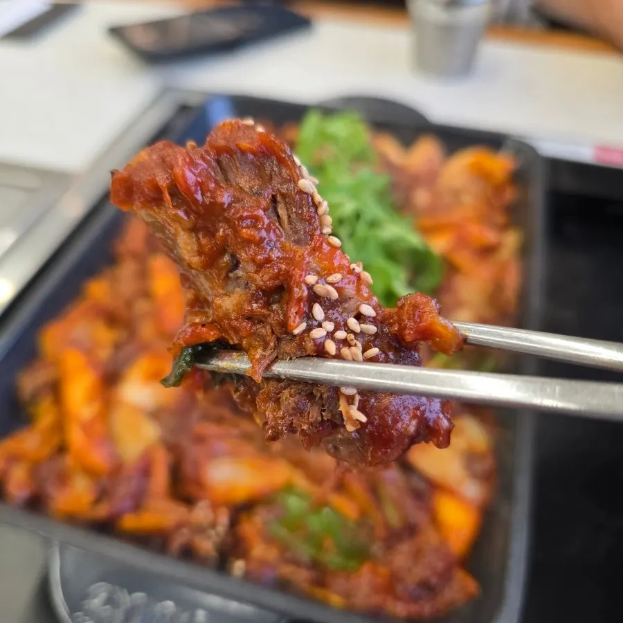 보통맛 매콤돼지갈비찜 한 접시
