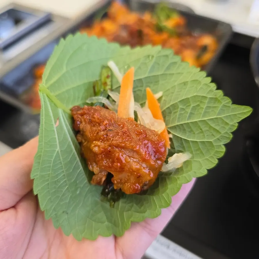 젓가락으로 발라지는 갈비살
