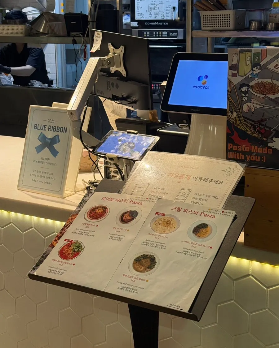画着云朵和小鸟的天空主题天花板