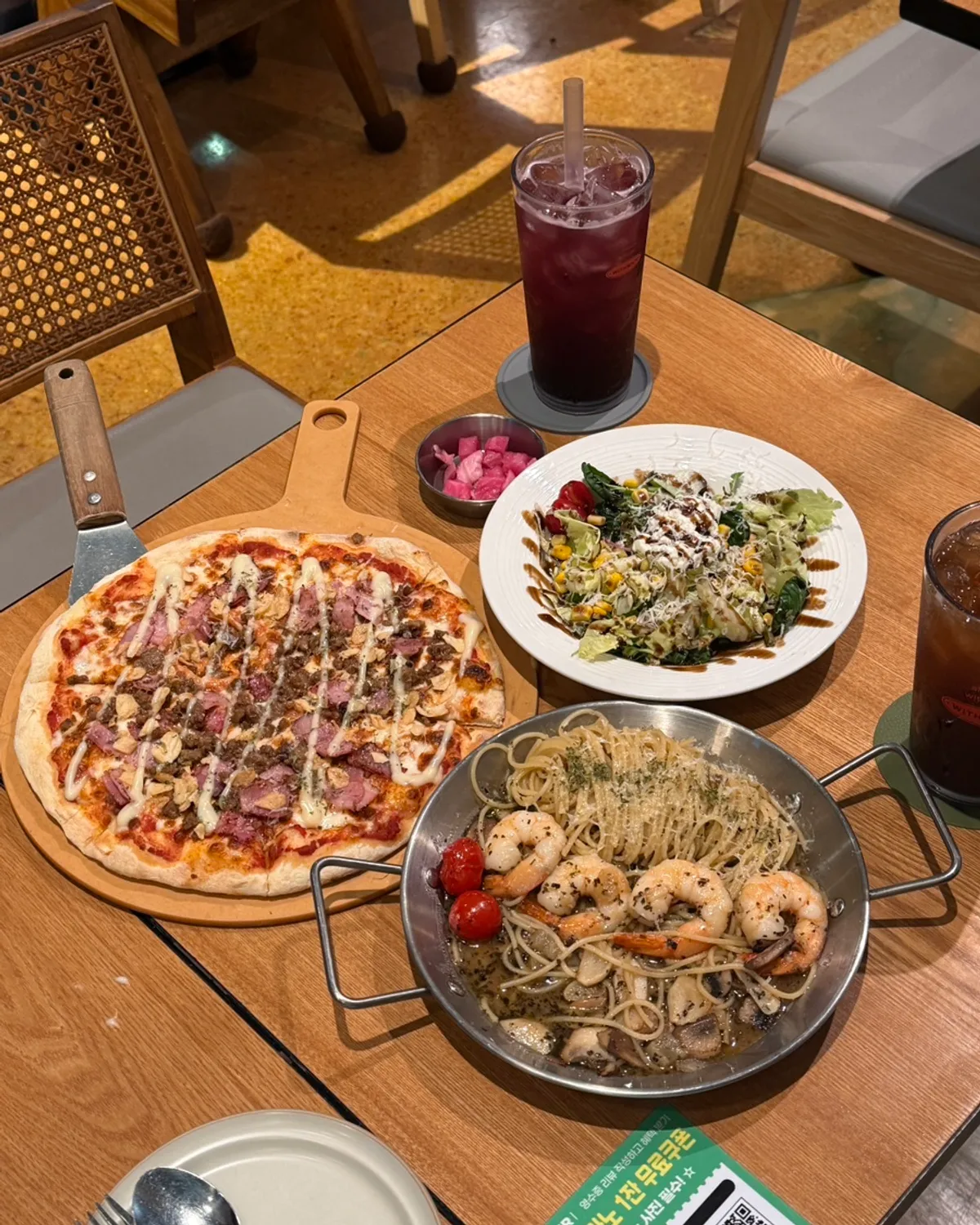 取餐具、水和腌菜的自助吧台