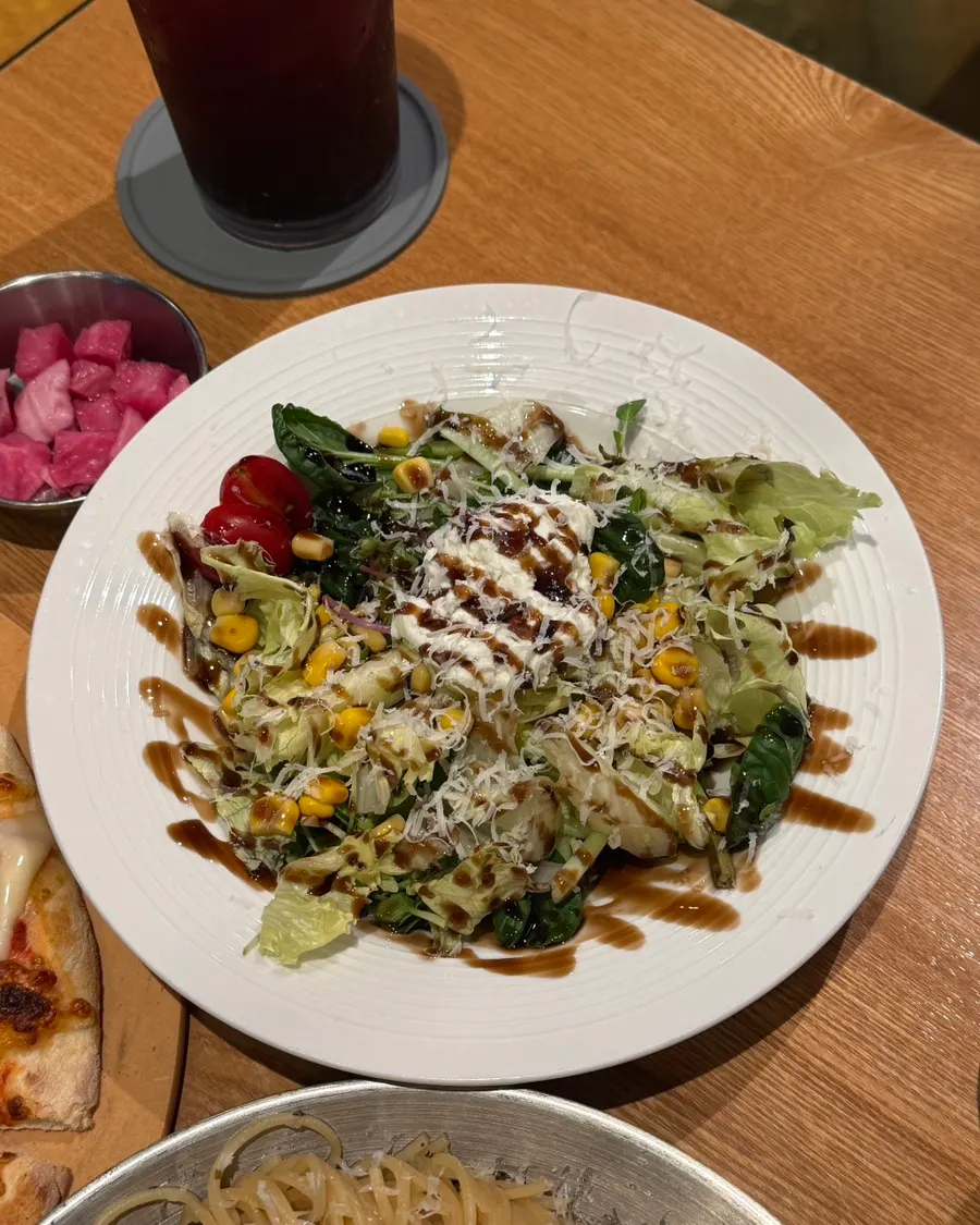 用三个大盘子摆出的双人套餐