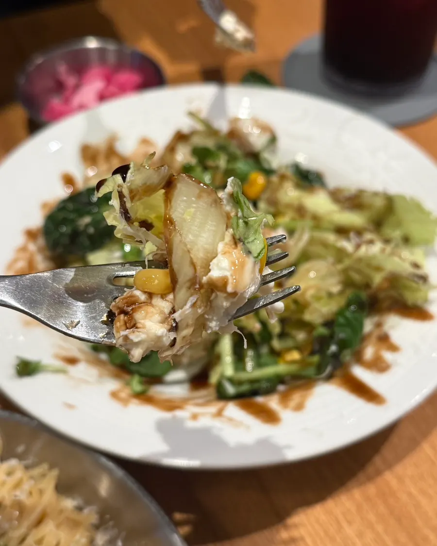 铺满瑞可塔芝士的田园沙拉