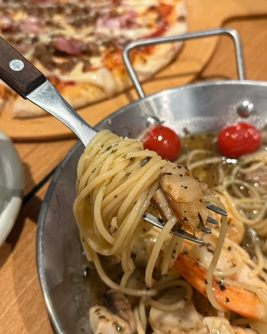 铺满虾仁的蒜香油意面