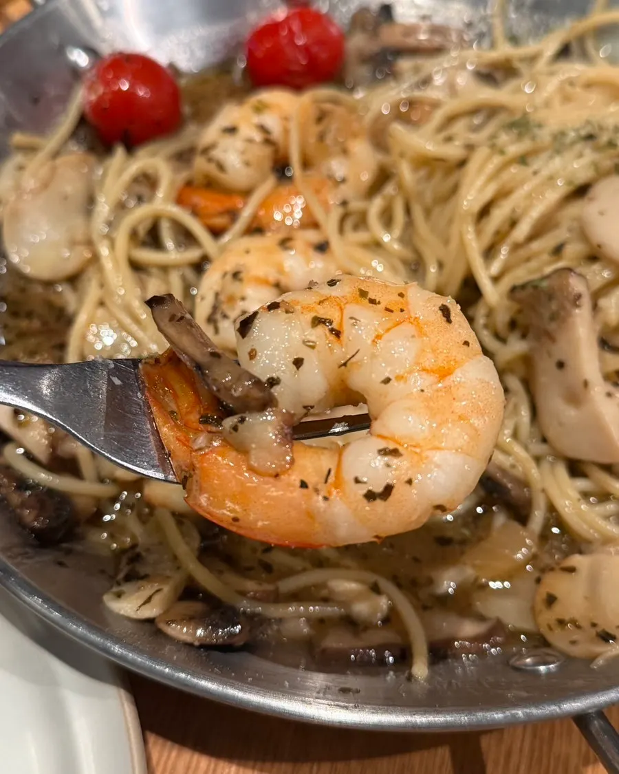 能看到蒜片和青辣椒的油意面