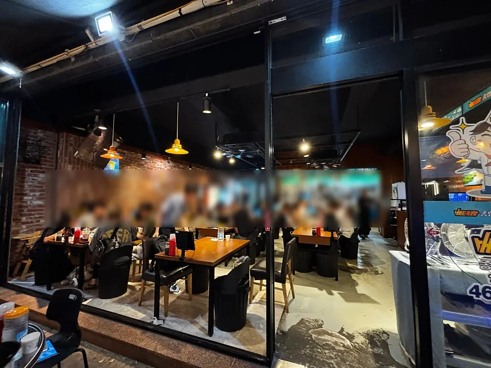 Outdoor tables fully booked on a Sunday evening