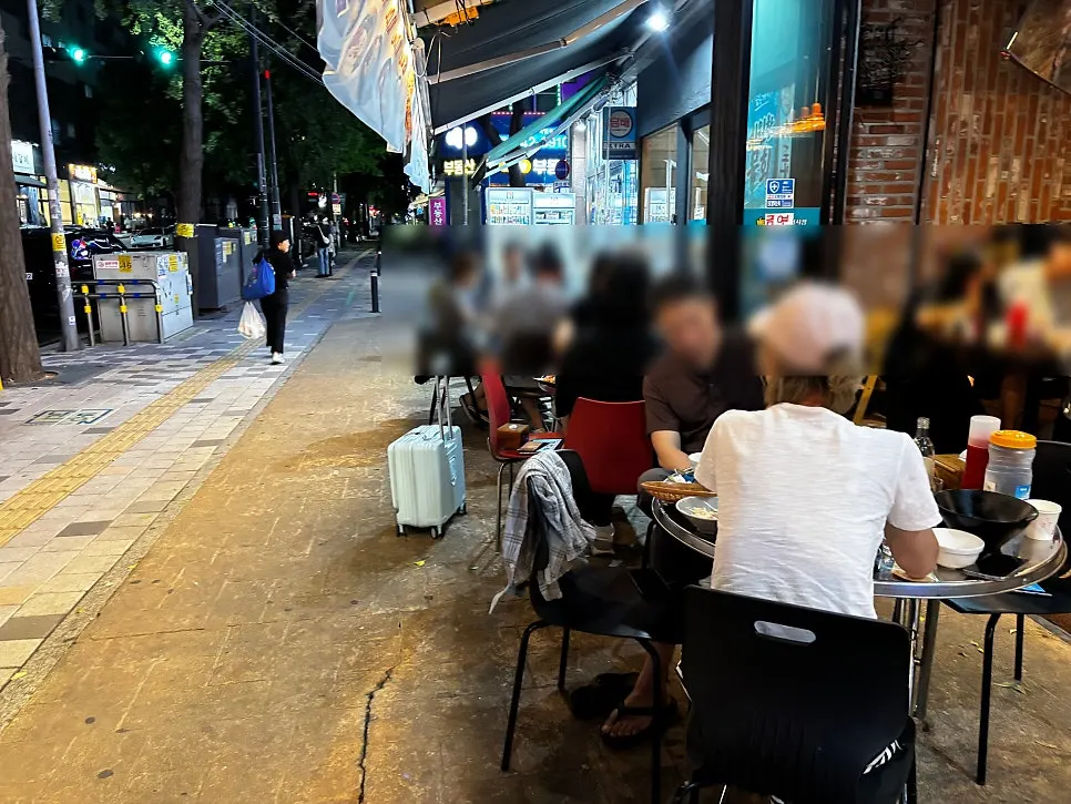 Outdoor table seating in Gu-wol-dong