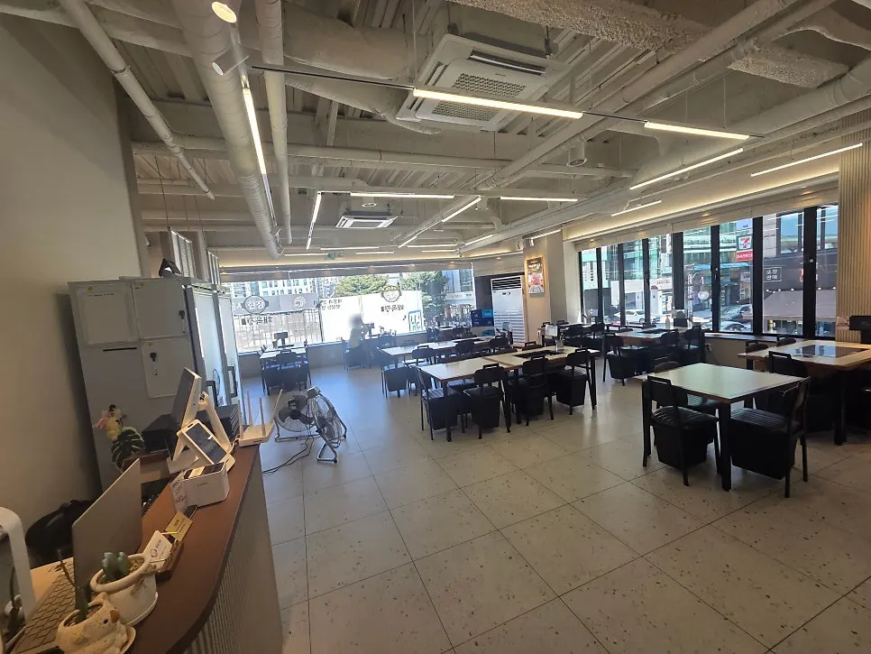 Spacious main hall inside Haemokjeong Guwol Branch
