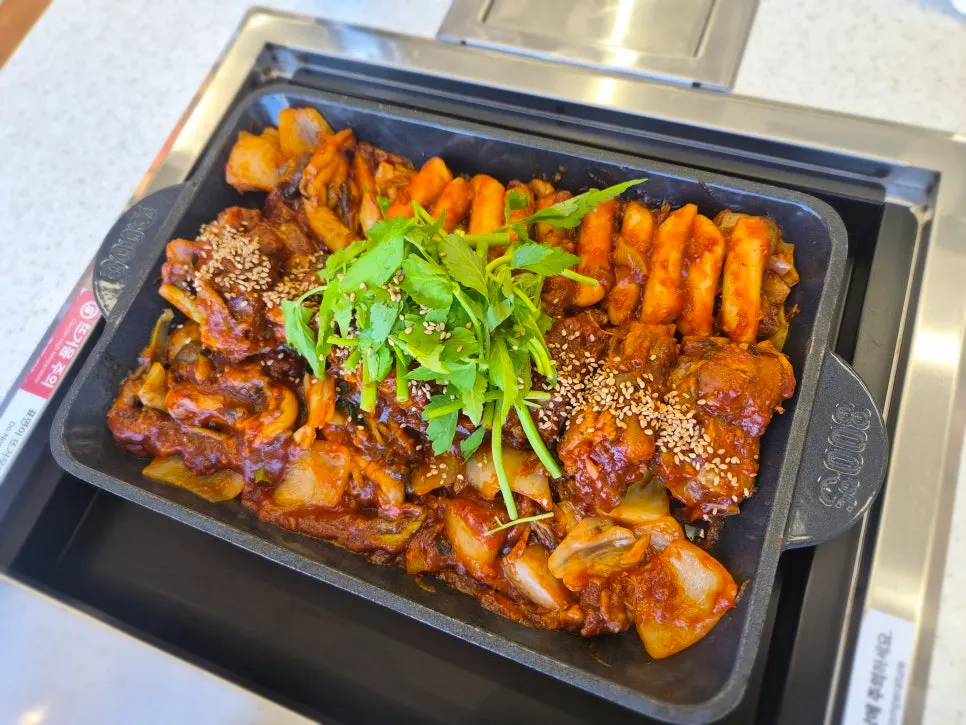 Haemokjeong's spicy braised ribs served on the table