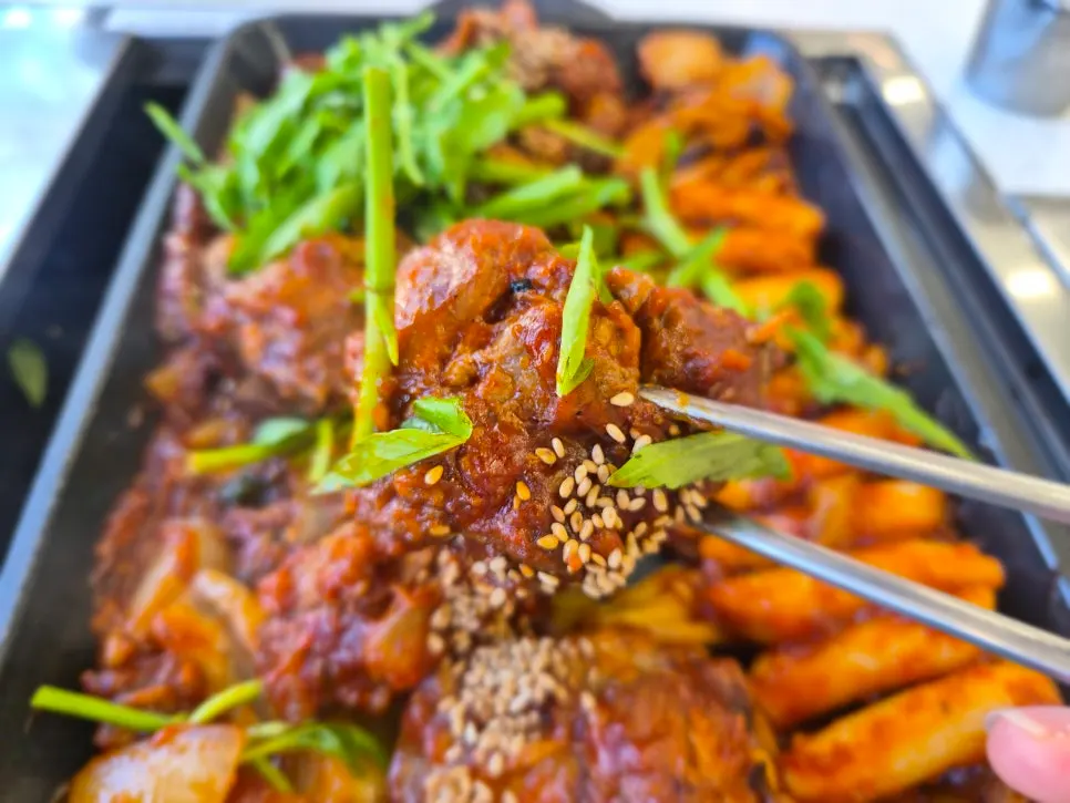 Chewy rice cake sticks inside the braised ribs