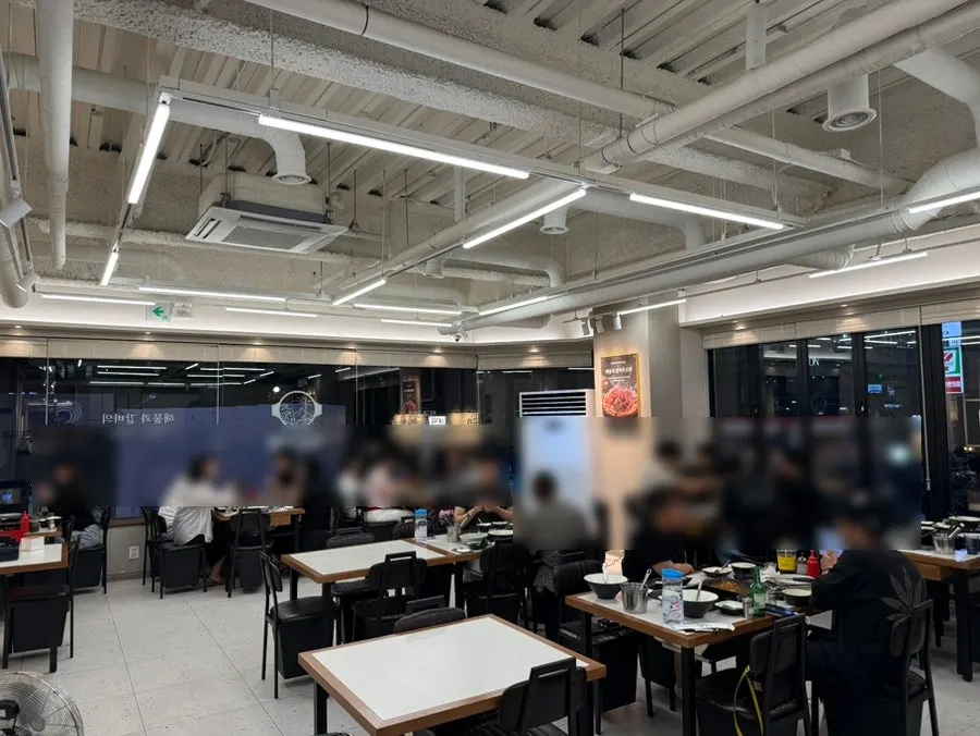 바닷물처럼 보이는 해목정 구월점 입구