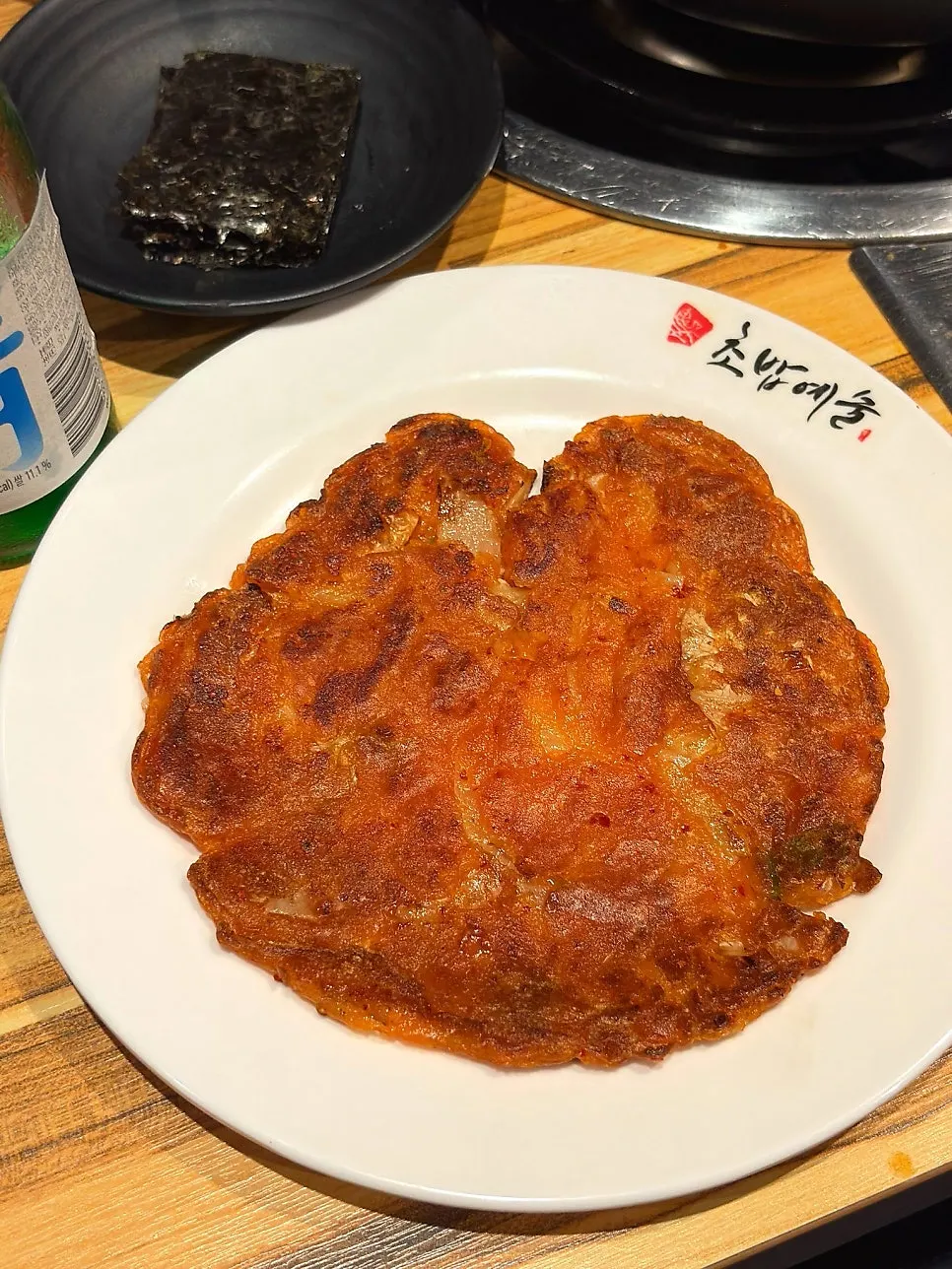 명란과 백김치 등 밑반찬 접시