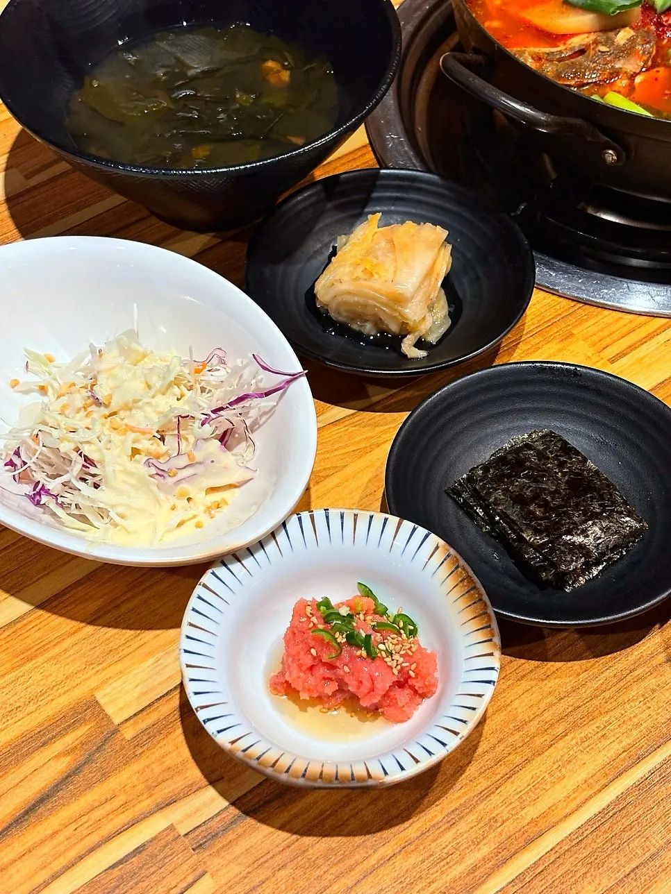 테이블에 놓인 밑반찬 클로즈업