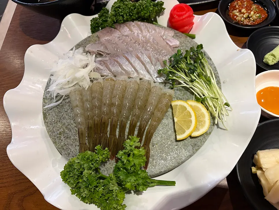 기본 상차림에 포함된 꽁치구이 한 마리