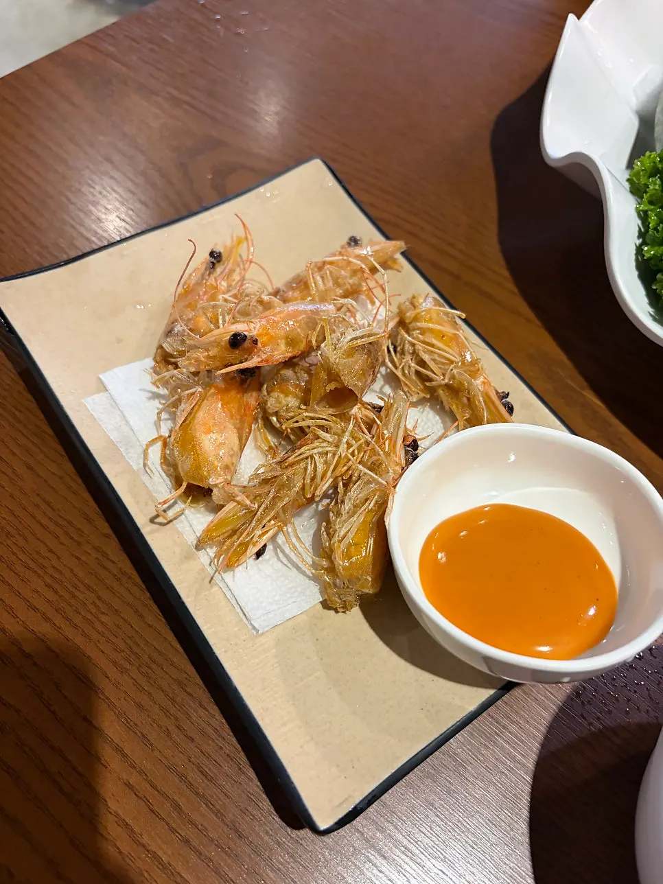 버터에 구운 생새우 머리 접시