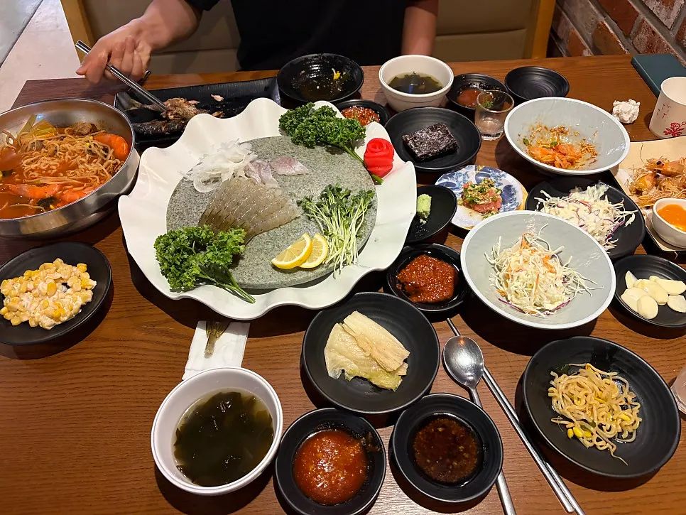새우 세 마리와 콩나물이 든 해물라면