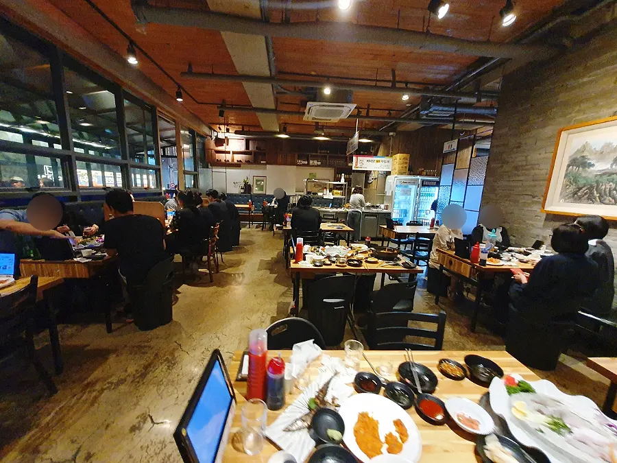 수족관 속 생선과 산오징어