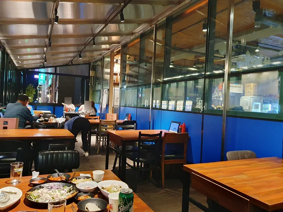 신선하게 보관 중인 해산물 수족관