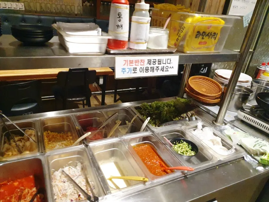 반찬과 사리가 준비된 셀프코너