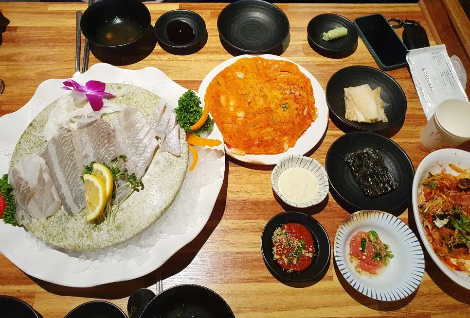 테이블에 차려진 도다리회 한 상