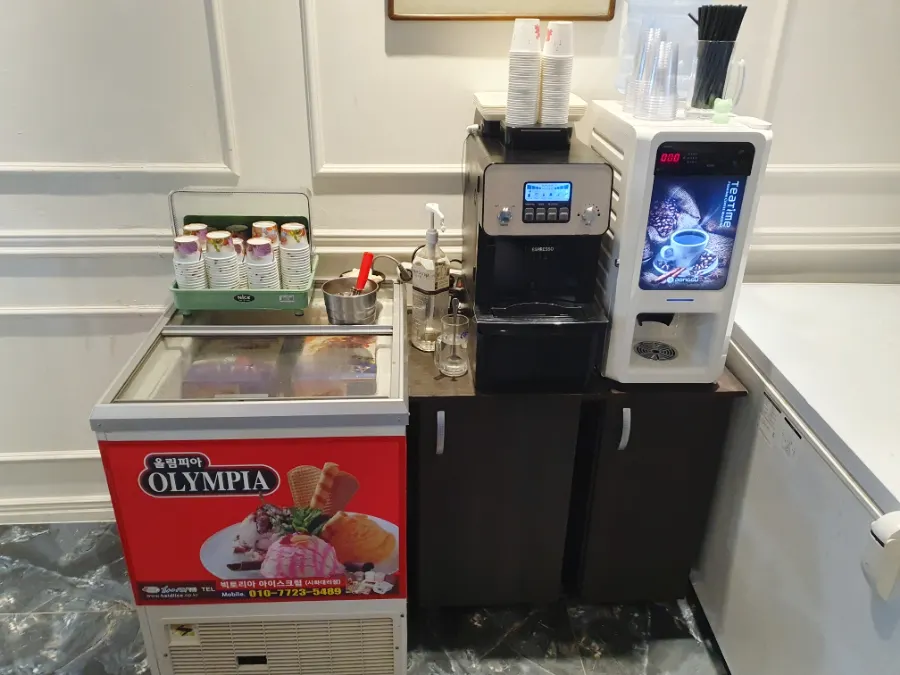 후식 커피 머신과 아이스크림 코너
