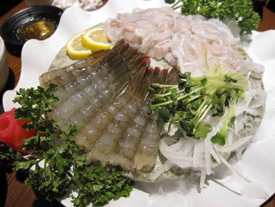 โต๊ะสำหรับ 4 คนพร้อมกุ้งดิบซาชิมิ โดดาริเซกโกชิ และเครื่องเคียงพื้นฐาน