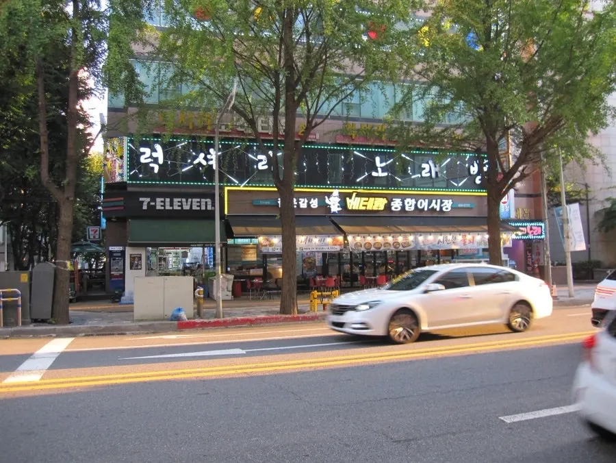 ภายนอกร้าน Veteran General Fish Market Incheon City Hall Branch มองเห็นจากถนนกูวอลนัมโร