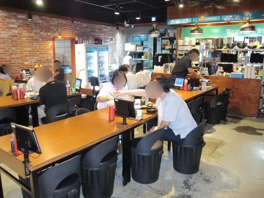 ภายในร้านมีโต๊ะเรียงกันเป็นแนวกลาง