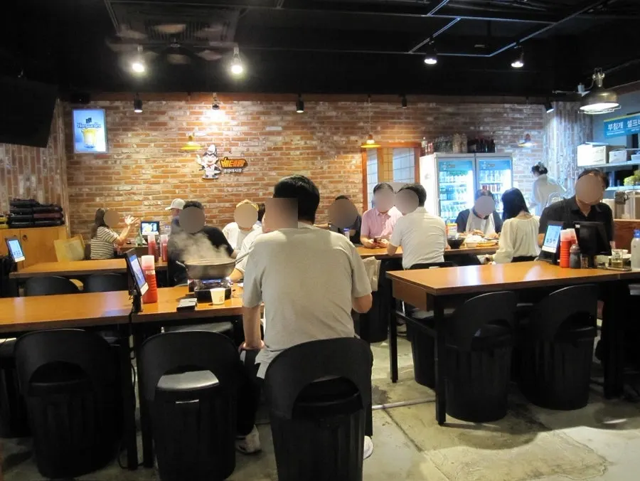 ที่นั่งด้านในร้านพร้อมโต๊ะ 4 ที่นั่งหลายโต๊ะ