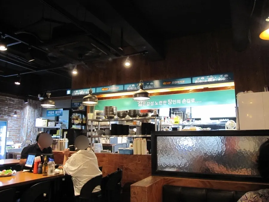 ภายในร้านที่เปิดโล่งไปจนถึงครัว