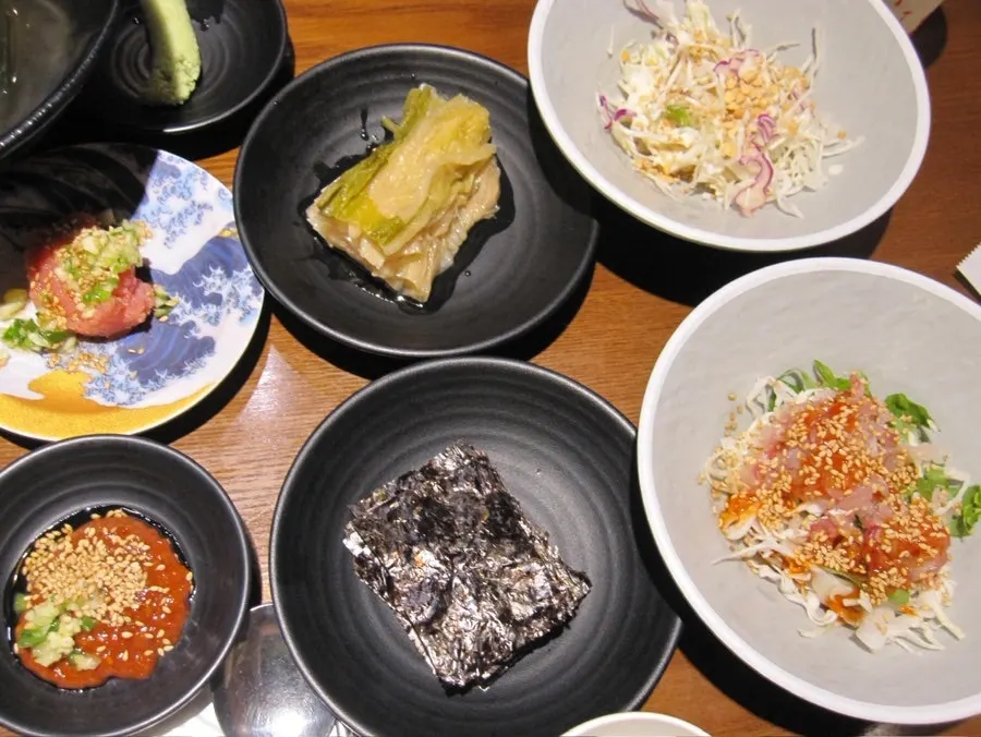 เครื่องเคียงพื้นฐาน สาหร่าย กิมจิดอง ไข่ปลาค็อด และยำซาชิมิ
