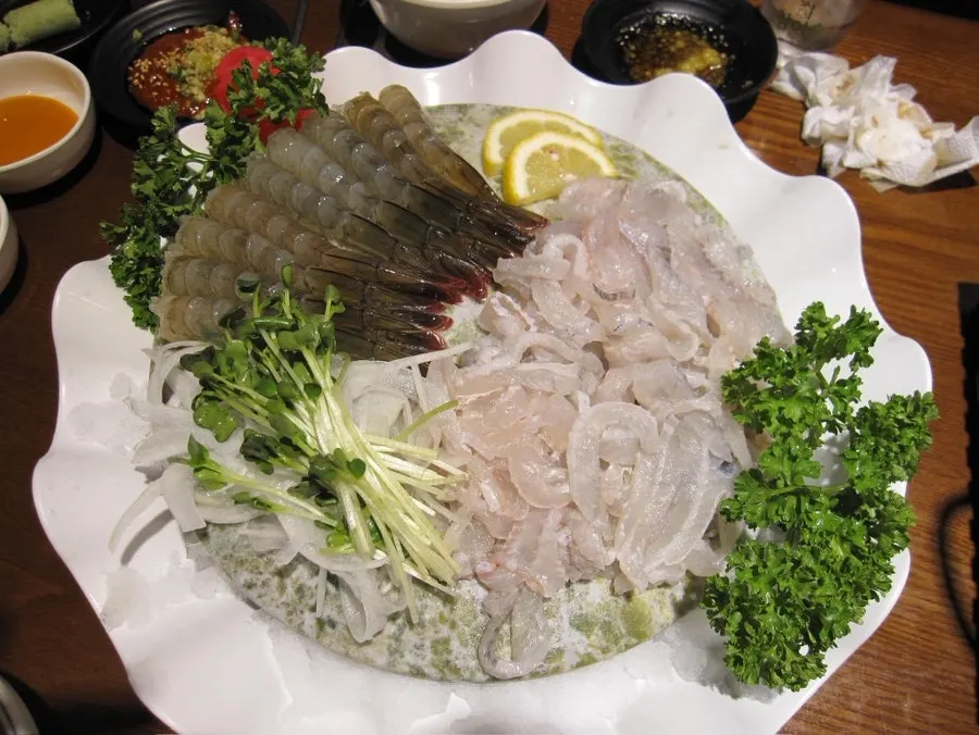 จานซาชิมิกุ้งดิบและโดดาริเซกโกชิครึ่ง-ครึ่ง