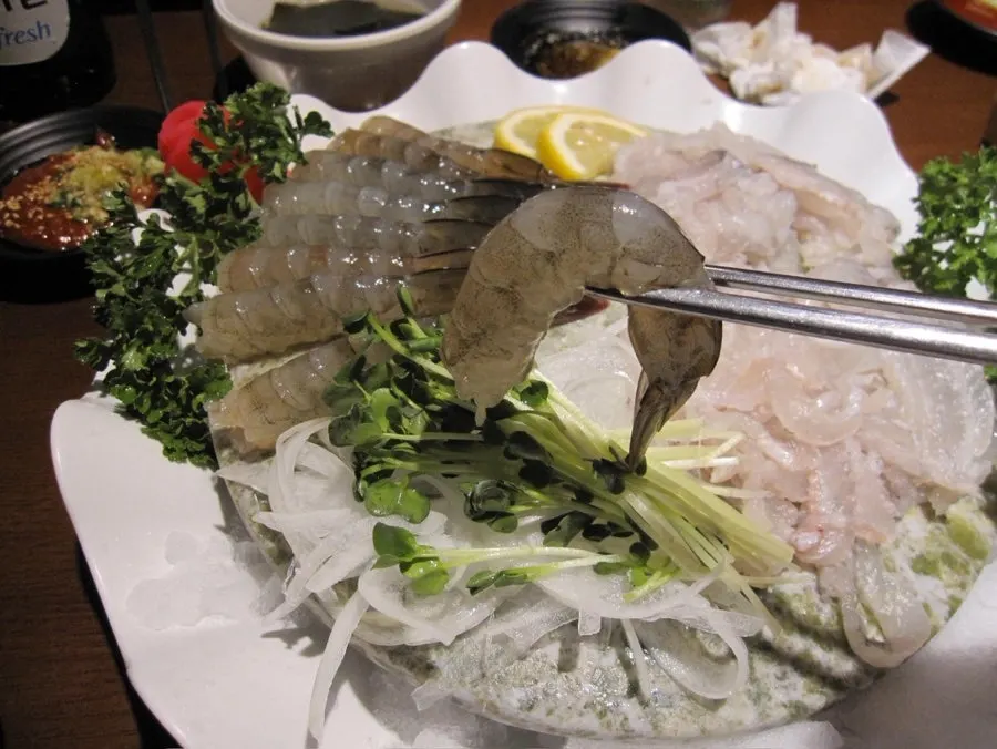 กุ้งดิบซาชิมิตามฤดูกาลเรียงเป็นแถวสวยงาม