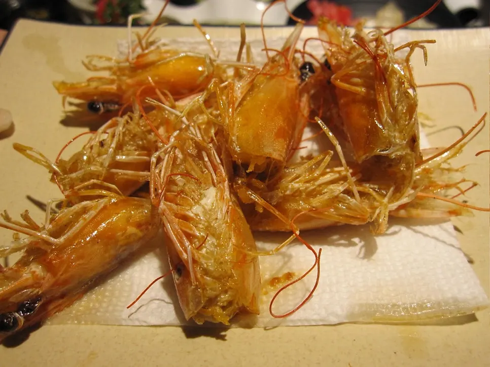 จานหัวกุ้งทอดที่เสิร์ฟหลังกุ้งดิบซาชิมิ