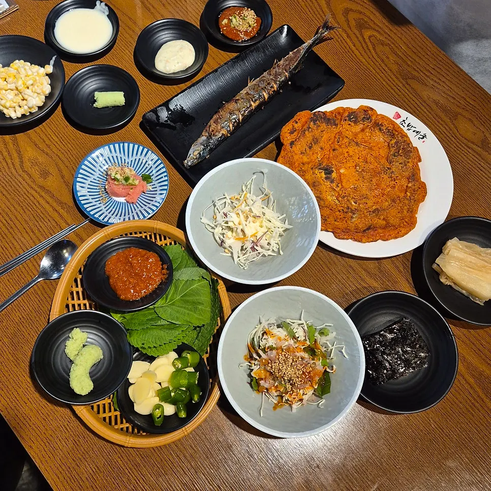 깻잎에 전어회와 마늘을 올린 쌈