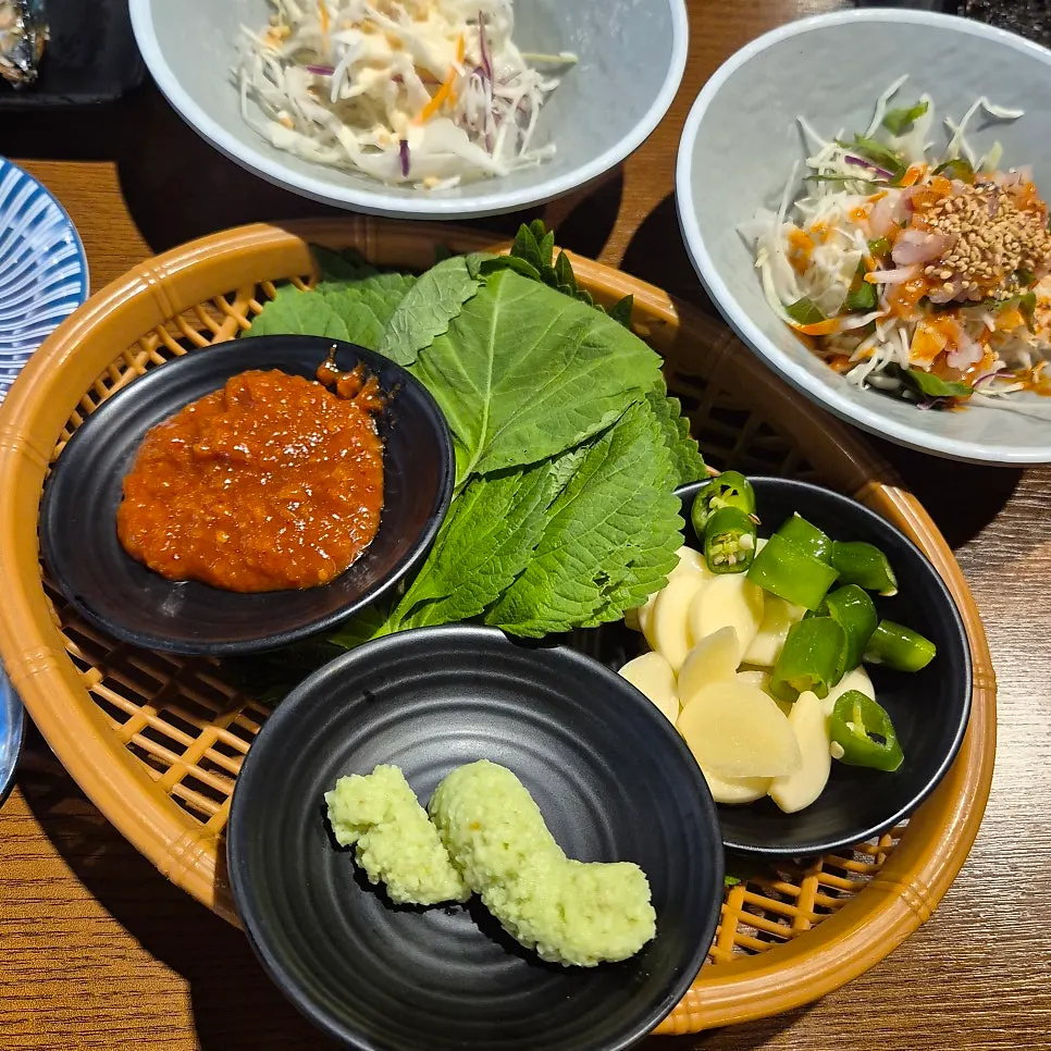 셀프바에서 가져온 깻잎과 마늘, 쌈장