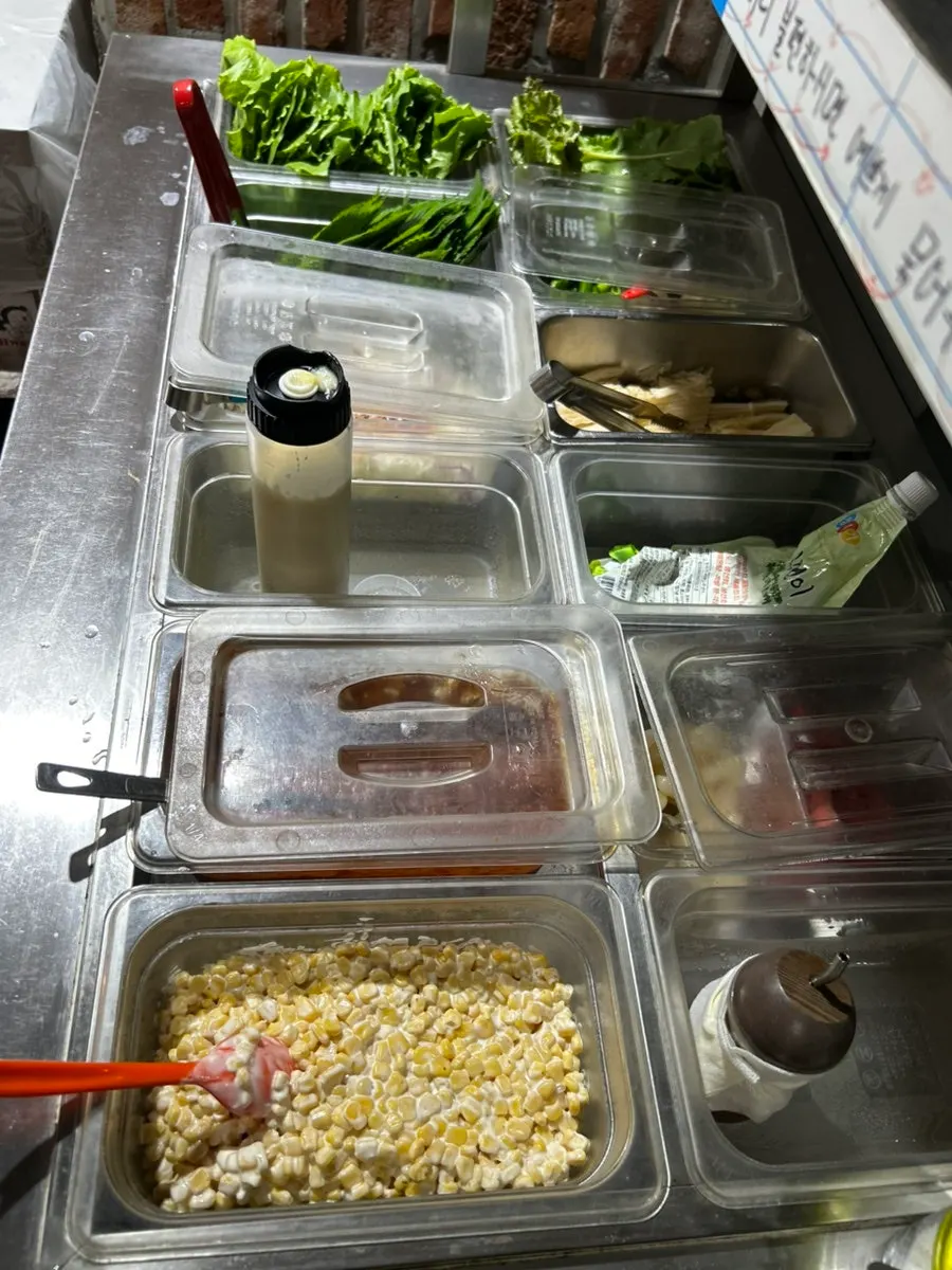Masa de panqueque de kimchi frita en la barra libre