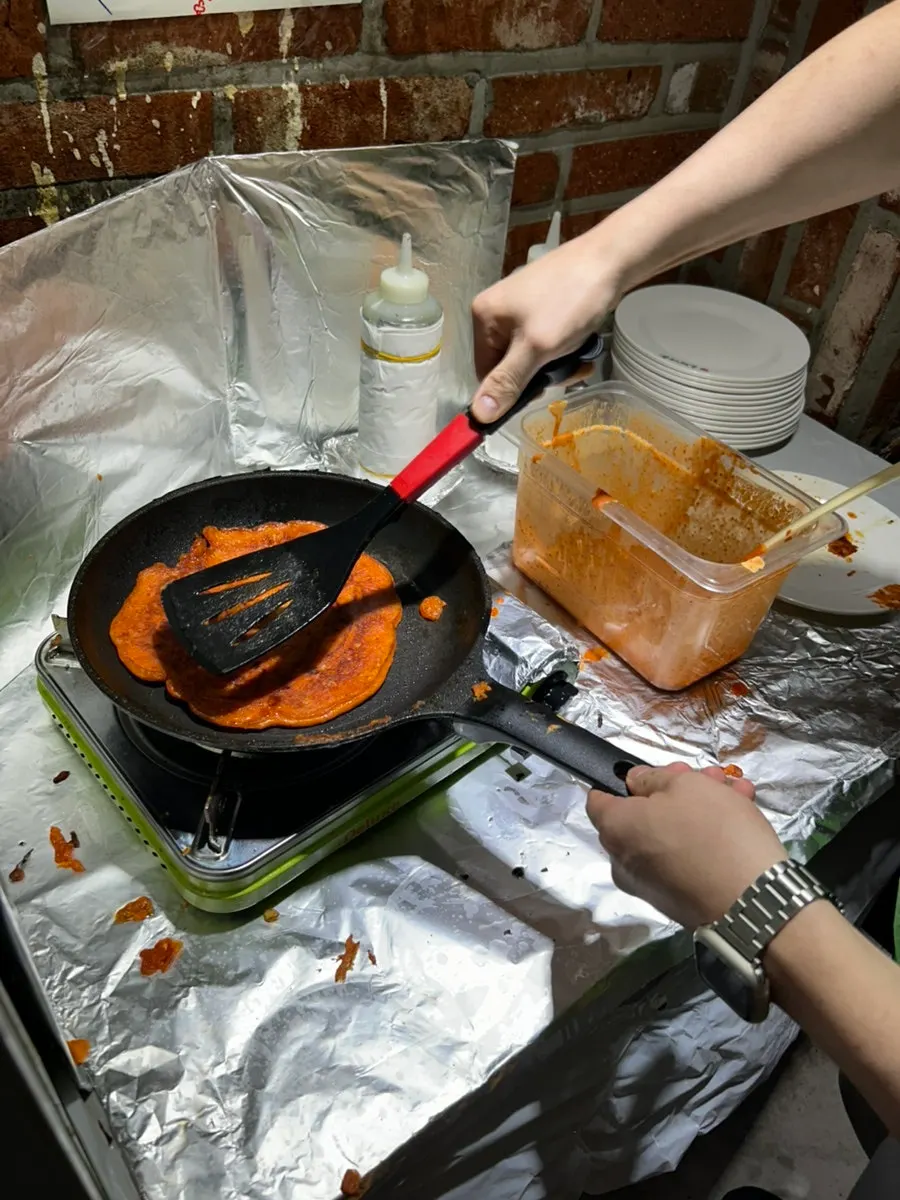 Barra libre con la masa de panqueque de kimchi y acompañamientos