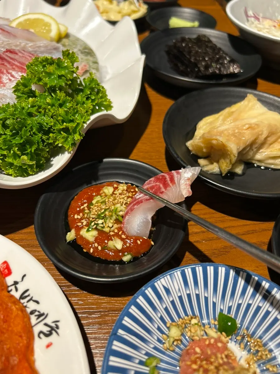 Presentación del sashimi servido sobre una piedra