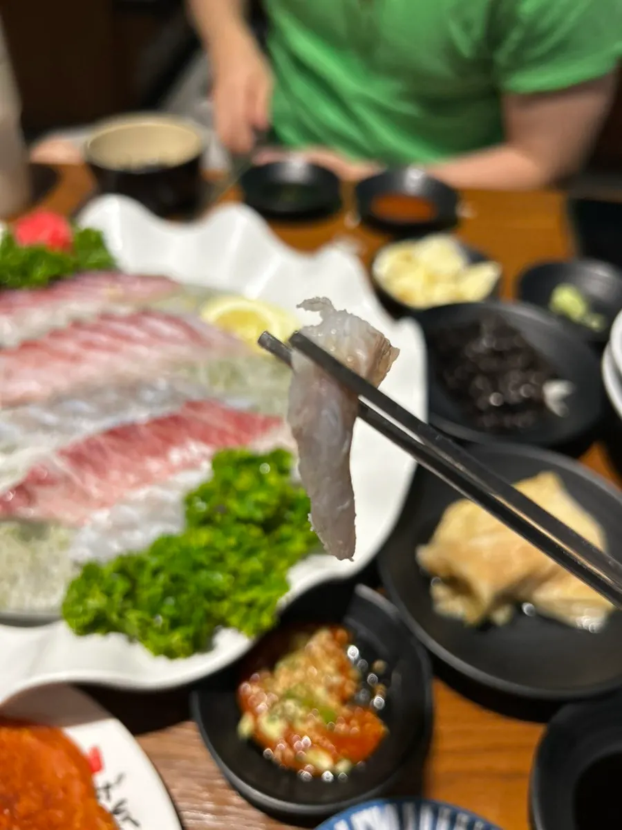 Saury entero asado con la carne bien jugosa